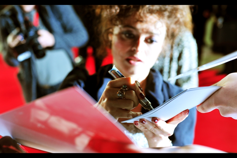 Helena Bonham Carter DID notice the girl dressed up as the Queen of Hearts and came over to give her a hug (!). And, for fans of her ring (with thanks to the dealers who shoved dozens of photos over, around and through me), here's a mis-focus shot of her that highlights it