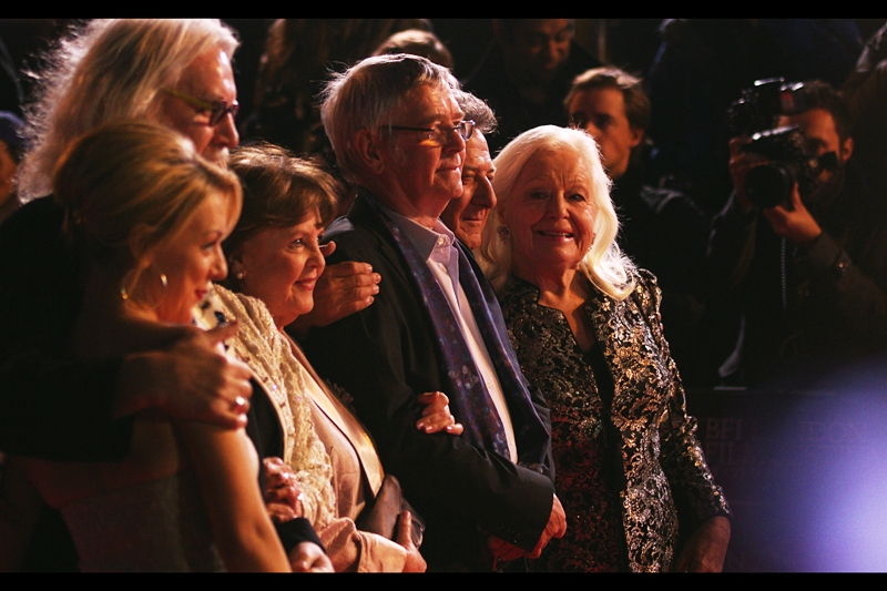 Being the true director he was always meant to be (this is his debut), Hoffman kept sorting and resorting the lineup on the red carpet until pretty much everyone had occupied every position at least once. It pissed off the dealers who were shouting for him to come over, so it accomplished that much at least. (nb. far right, previously unidentified : actress Gwyneth Jones)