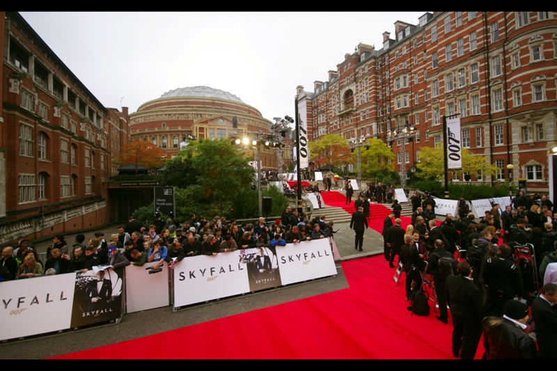 And this was the other side. To my utter amazement, they (the organisers) opened up a public pen RIGHT NEXT to the Paparazzi. To all the people around me who thought it was going to be a great place to get autographs, it wasn't. But for photography? It was pretty great.