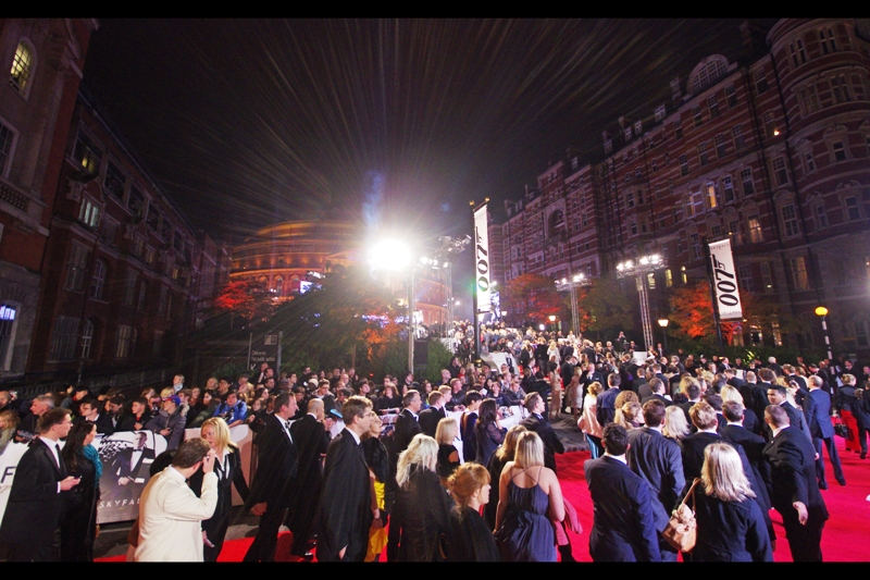... .and still the crowd streams in. The queue for popcorn is gonna be MENTAL.