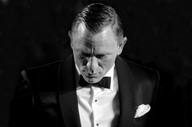 FLASHBACK : Daniel Craig looking supercool at the World Premiere of the James Bond movie "Skyfall"