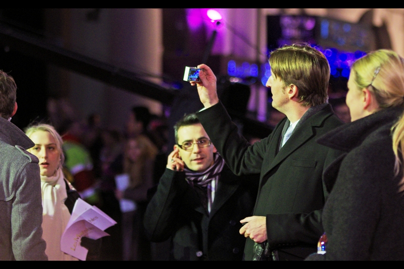 Tom Hooper takes a photo of his own red carpet before heading inside. And you know what? That's pretty awesome.