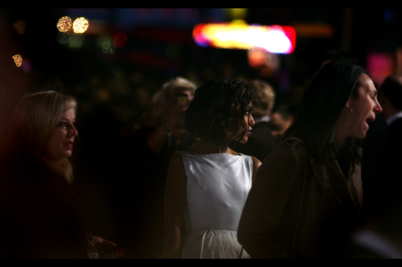 Kerry Washington arrived, but more or less eluded me at this premiere. It wasn't her fault : the dress was eye-catching enough. I was just kind of distracted dealing with other things. Not, like, paying bills or playing Angry Birds or anything, but sometimes the multitasking kind of gets a bit much!