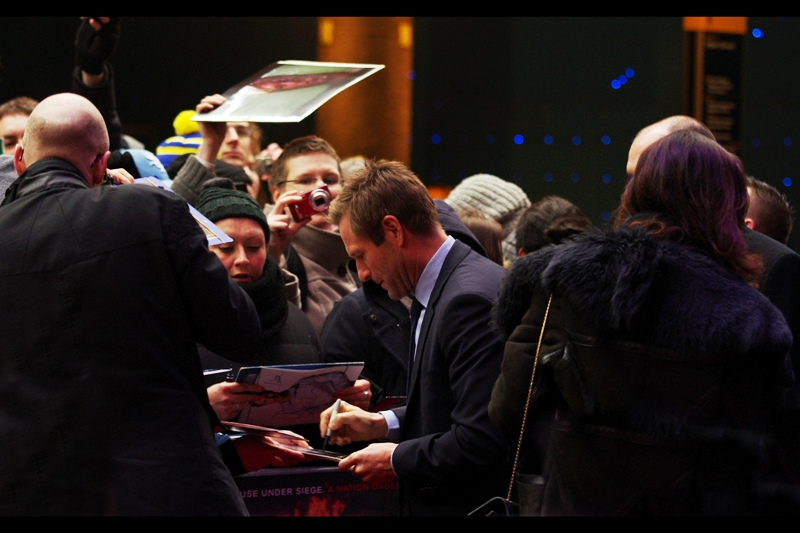First to arrive : Aaron Eckhart, who doesn't mind signing The Dark Knight stuff, and would probably be keel over with shock if you gave him something from "Thank You For Smoking".