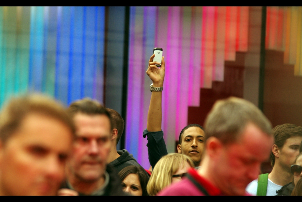 "Sign my phone! Or.... look over here! Or... something!"