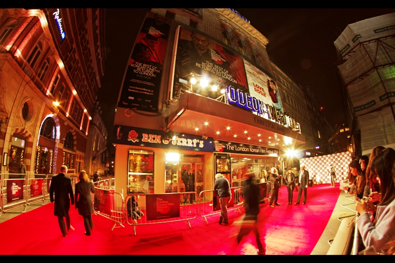What's more, they've laid a fully-fledged red carpet and have security. I've been to MANY worse setup premieres in my time : this one's positively legitimate!