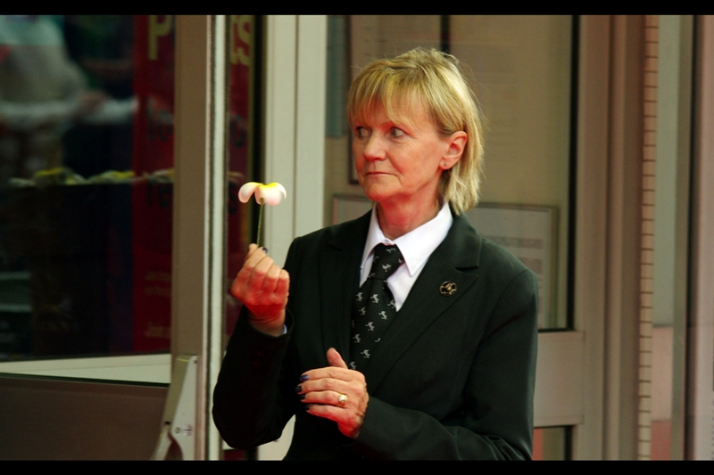 Preparations for the premiere continue, and even security guards are given flowers. I suppose whether she's wondering if it has any use to beat unruly autograph dealers with if they get too rowdy.