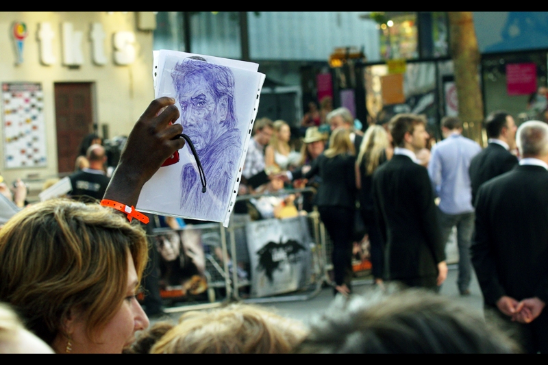 The dude who draws pen sketches while waiting at premieres is back! Jerry Bruckheimer, I presume (for some reason he was calling out to Gore,...). He last plied his wares at the premieres of "The Heat" and "Hummingbird aka Redemption"