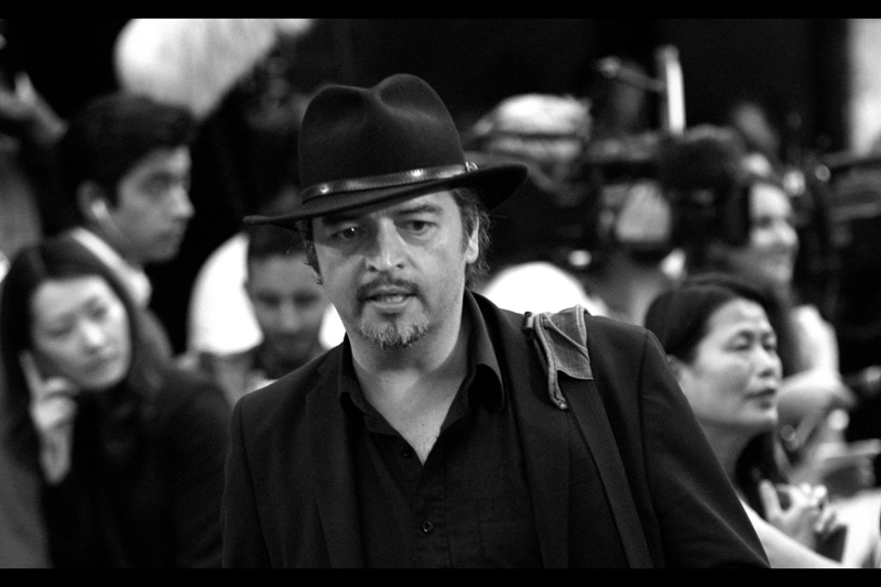 OMG it's Latin American Bruce Springsteen, and this premiere either got very awesome or I just got extremely bored.