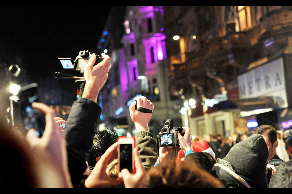 "We don't want you to sign anything, just endorse our youtube channels!!" Pretty much everyone seems to be shooting videos these days. Except for the person holding the SLR - they're shooting with the onboard flash, so good luck with that if you're trying to photograph Steve Carrell who is about twenty meters away with his back turned.