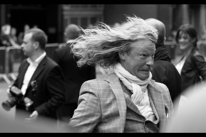 Well, this just keeps getting better! I'm not sure if this is a celeb or not (the Paps were caught napping and/or disinterested) - but the hair! THE HAIR!!
