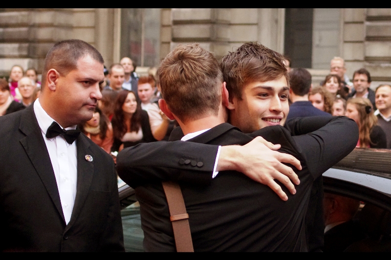 There's some manly hugging going on, and I don't know why : they haven't even given out any awards yet! (the security guy's expression says it nicely)