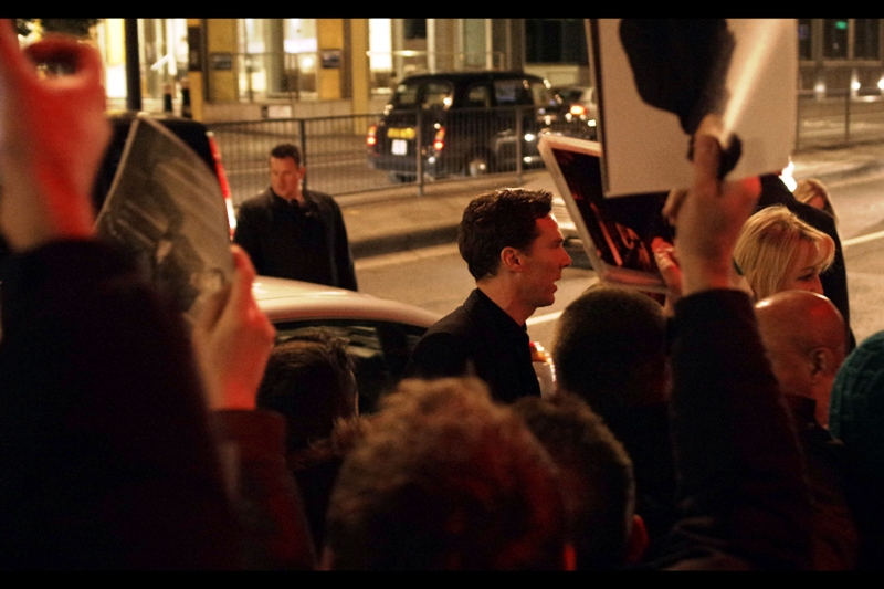 Benedict Cumberbatch signs about two autographs before the pushing gets so bad he decides to leave. Bearing in mind that the violence was dealer-on-dealer, this is a remarkable act of charity on his part : he could have stayed and let the violence thin out their ranks a bit.