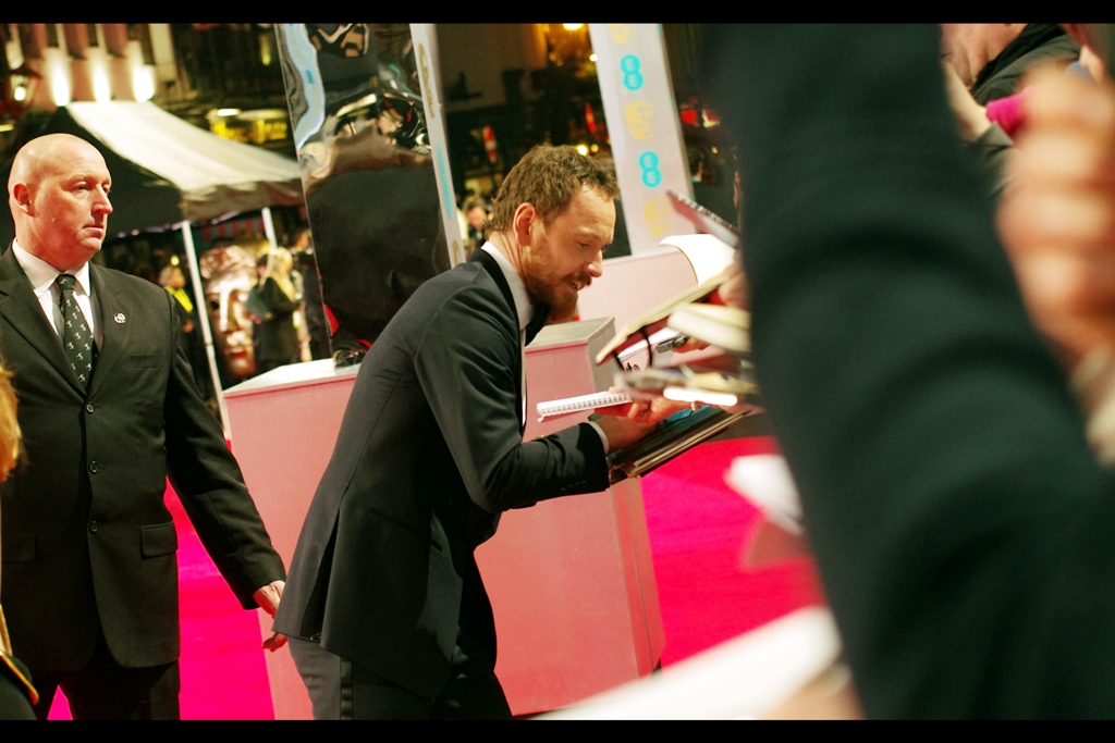 “Pay me later – I gotta get to my seat or they’ll give it to a filler!” Michael Fassbender dispenses a quick autograph. I heard an autograph dealer say he preferrd ‘clean shaven’ Fassbender, but given the dealers’ general lack of hygiene I don’t consider the criticism valid.