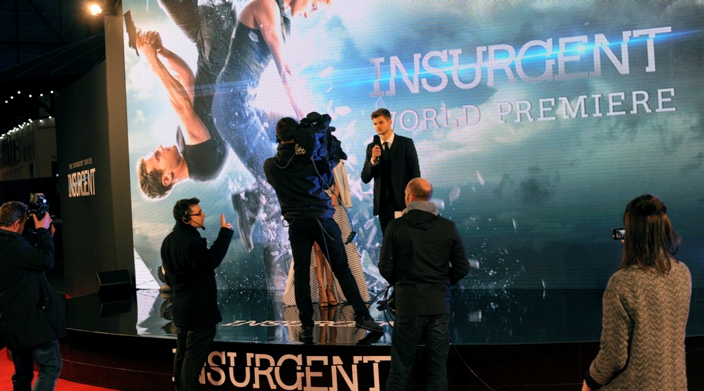 "Our first arrival is author Veronica Roth, who is looking stunning tonight. As you'd be able to appreciate if our camera man Andrew didn't stand where he's standing, blocking everyone's view" .