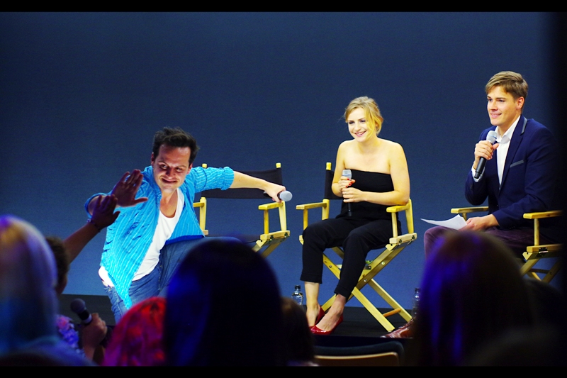 Somewhat unexpectedly, but not inappropriately in view of the movie, one of the attendees asked a question about attitudes to sexuality in the '80s and even today, and actually came out. Gotta admit : pretty good crowd response. Also : high-five from Andrew Scott.