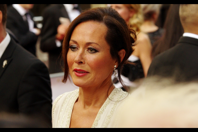I don't know who this is, and furthermore I'm not convinced her face is capable of changing expression regardless of any stimuli she's subjected to. Which isn't meant to be a slur, incidentally : I wish I could remain this impassive. (edited to add : Amanda Mealing?)