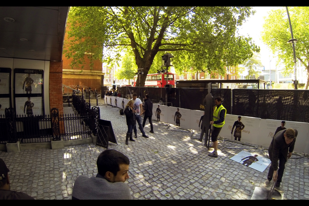 The location : The Odeon Kensington. And rather than a Red Carpet, this one had a COBBLESTONE Carpet, cloth and everything. Tres chic. I'd totally steal that... and the removal truck I'd need to carry it (I might have to move on to kidnapping people for the purposes of carrying it)