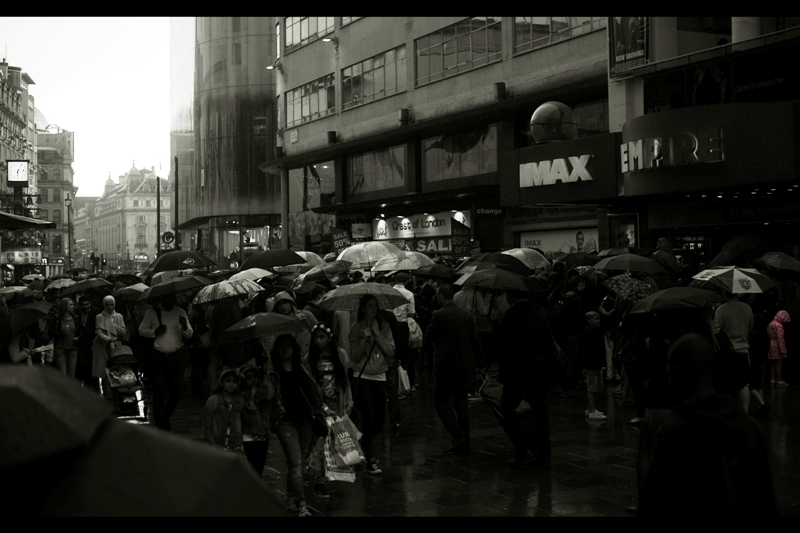 And the premiere turned creepy in the end.... check out the creepy girl in pink on the far right!