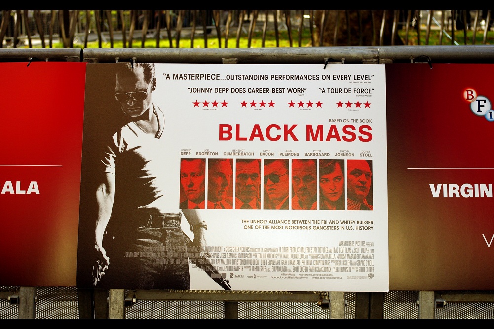 Or, as one friend on facebook summarised the essence of this premiere : "Deppheads vs Cumberbitches. Bring it on!" . And here Depp gets an early point : it's his face AND body on the movie poster.