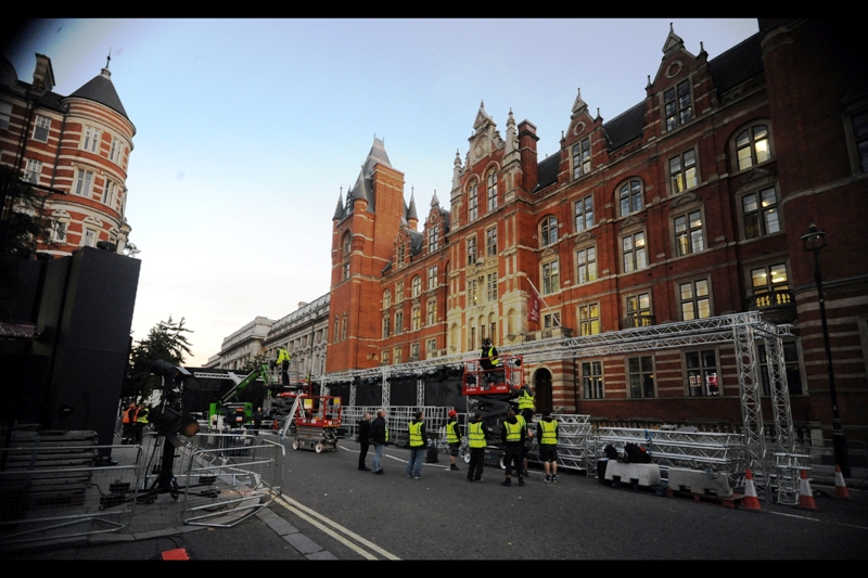 T-Minus 26 hours. I've returned, the Paparazzi pen looks to be about 50% bigger than the one for Skyfall. I'm not sure why you need that many people to all take fundamentally identical pictures of people posing and smiling, but then I don't really understand The Media.