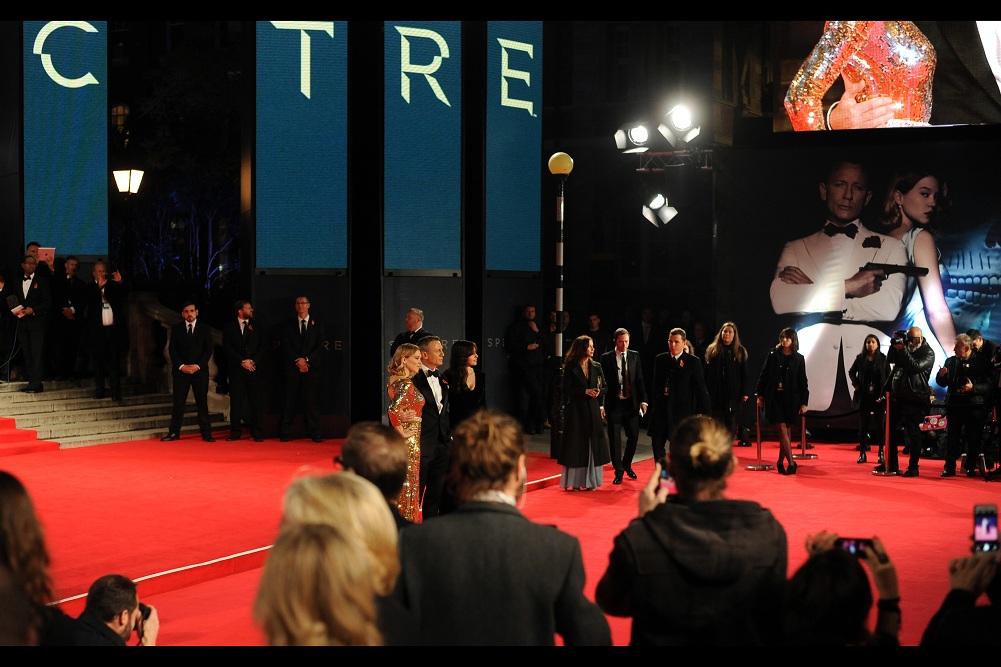 It's about this point in proceedings that the sense of jovial bonhomie and easy photography starts to stall as it becomes evident that security are electing not to ask people to move on and keep the red carpet as clear as possible. On a purely selfish note : argh..
