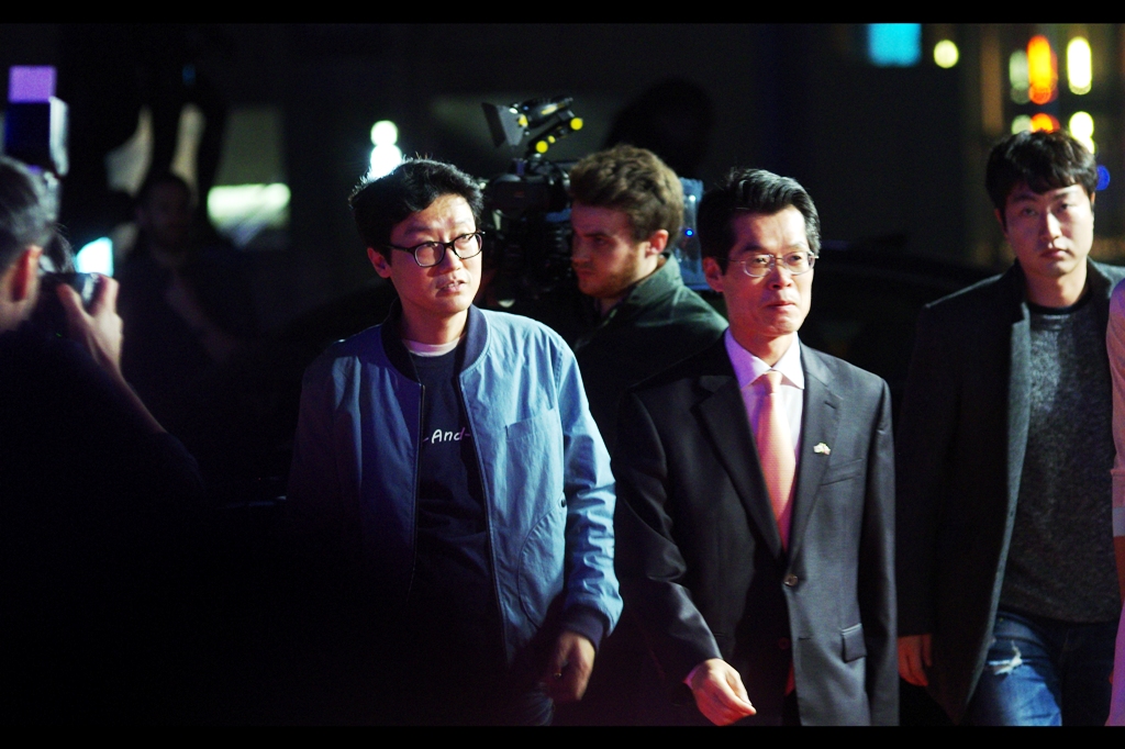 Our first arrival (left) may or may not be big (or even present) in the Korean film industry, but a few photographers took some photos and the people to my immediate right wanted him to sign some DVD covers. That's all I've got... sorry.