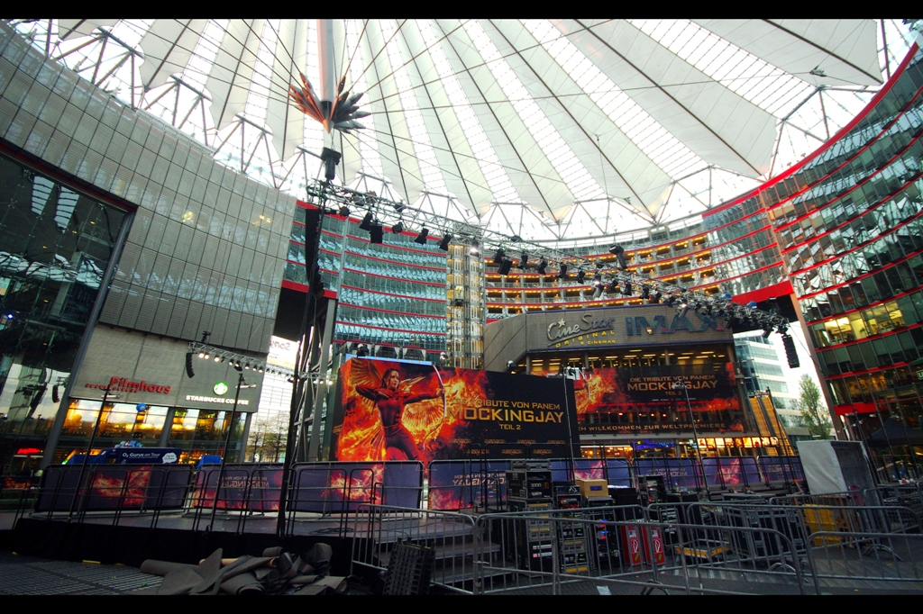 Berlin hosts its premieres at the Sony Center in Potsdamer Platz. I also checked around : the restaurants overlooking premieres tend to be booked solid within 1-2 weeks of large premieres being announced. They're clever, these Germans...