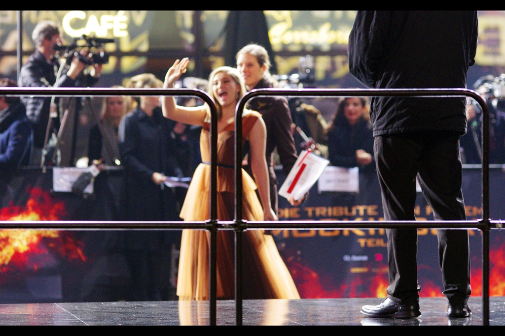 Our first arrival is Willow Shields, who plays Jennifer Lawrence's sister Prim in the movie. In other news... why is my camera fixated on those railing? And additionally, who put the railings at EYE LEVEL of the arriving cast??