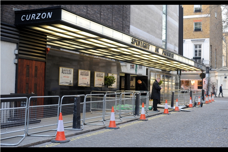 This premiere is not being held in the glitz and glamour of Leicester Square tonight... it's in a disregarded laneway at the Curzon Mayfair, and ominously it seems they are electing not to close the road for this one, meaning I could be shooting through stalled traffic and large white vans from across the road when the stars arrive. Ouch.