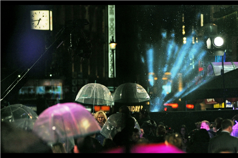 In the far distant... distance.... you can see both rain and Rebel Wilson. This photo of her might be sub-par, but it's already superior to my previous best (nonexistent) effort at photographing her at the premiere for 2014's 'A Night At The Museum III' premiere
