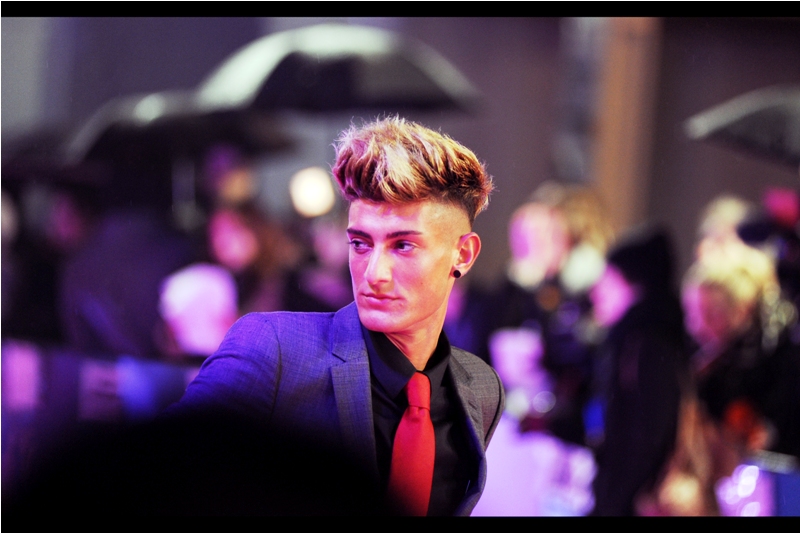 I'll cop to having pretty awful hair (quality and quantity-wise) but not like this. Surely if you're wondering why you're single, THIS hairstyle could contribute?