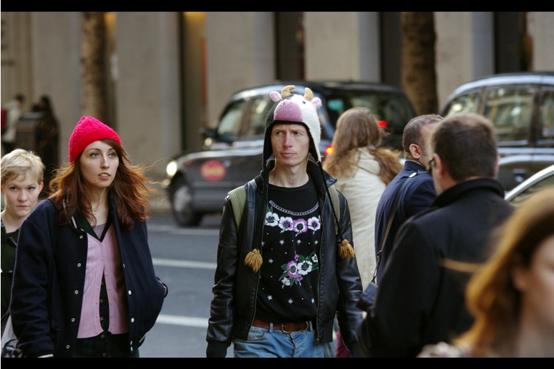 Meanwhile on the streets of London, the little people go on with their ordinary dull lives, unaware of ‘fashion’ and what it means.