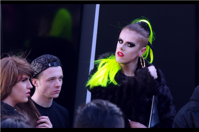 The eyeliner does NOT clash, you clueless heathen snob.