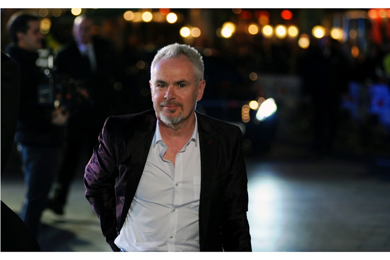 This is probably not Gary Barlow, and quite likely not Nik Kershaw either. More news as it happens. I'll let you know if anyone from the bad 'Starship' shows up... (edited to add : I still don't know who this is)