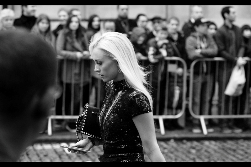 Too busy taking panicked phone calls and texts from my fellow-concert-going friend already at Wembley (with thanks to the f**king incompetent a**es at Tickemaster and Wembley Arena), I also missed taking a better photo of..... I'm actualy not sure who, but the top is nice, the handbag is great and the hairstyle is excellent (and you can trust me : I've covered Fashion weeks since 2013)