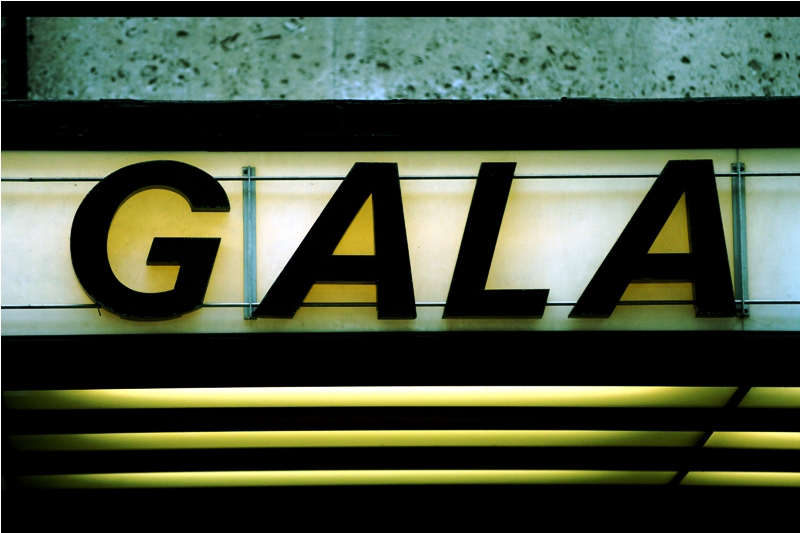 The word "Gala" can strike fear into the heart of anyone wanting to photograph a premiere... because a gala offers no guarantee that ANYONE from the movie in question will show up. This may explain the lack of dealers...