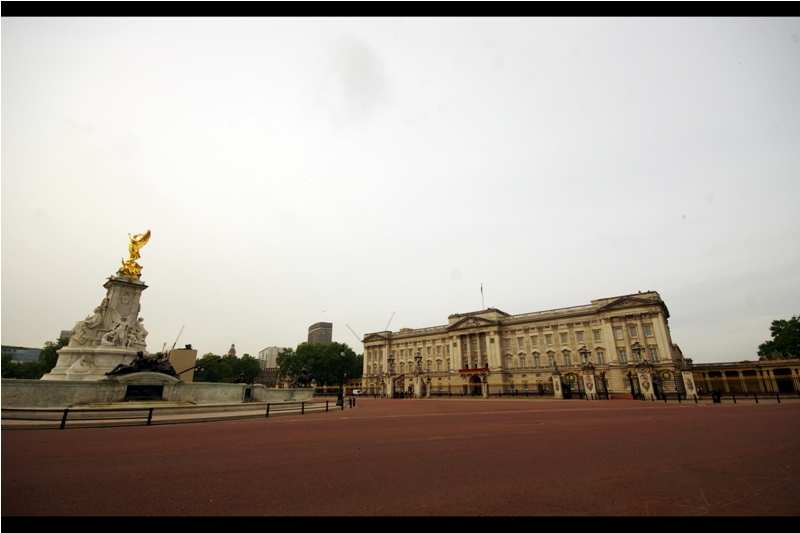 Forgetting that it's before 7am, this is quieter than I've ever seen Buckingham palace. I guess The Queen has given strict instructions to keep things the f**k quiet 'cause it's a Saturday morning, and I don't care how many commoners are outside and why....