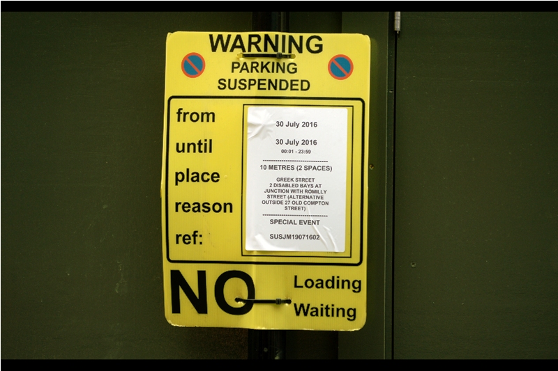 My spot also gives me an excellent, albeit slightly sobering view of a parking suspension sign that might have given me a clue as to how big this premiere could end up being : it's a full 23hrs 59mins....