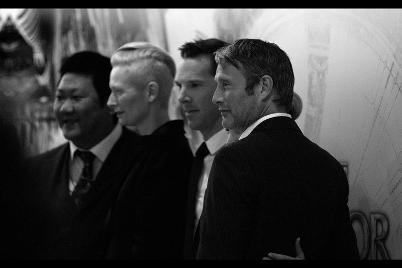 More posing. I have to give the actors some props : they were so focussed that at this point I don't think any of them had even acknowledged some two dozen fans outside the Odeon Leicester Square glass doors peering in. Now THAT'S commitment!
