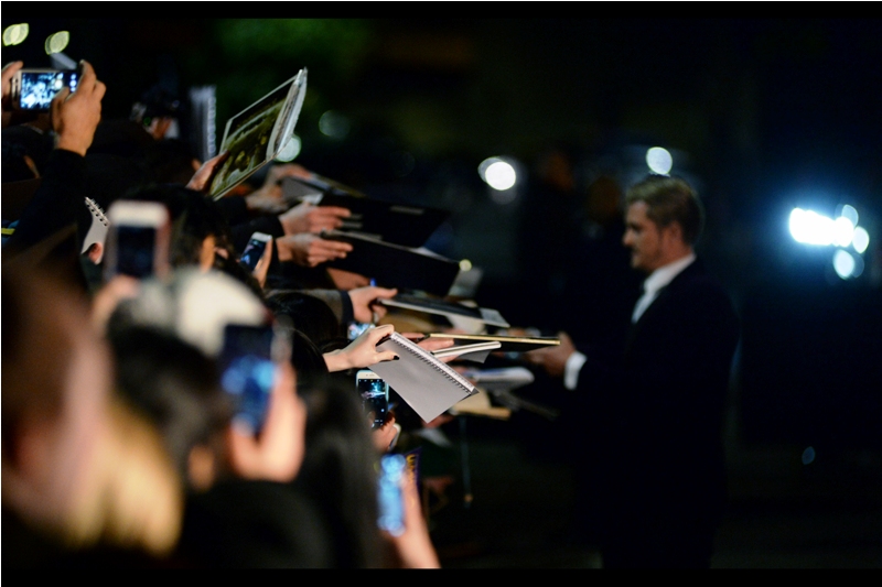 But wait, what light through yonder dealer pen is causing mass hysteria? It is blonde-haired, and Orlando Bloom is not wearing a tie.