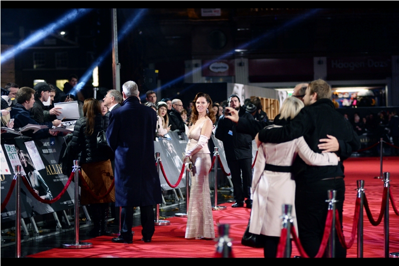 The couple at right decides to spend their anniversary watching dealers desperately grasping at director Rober Zemeckis, and who are you or I to say it's not a devastatingly romantic thing to do?
