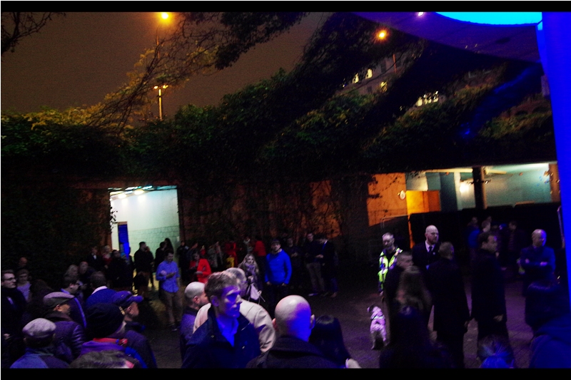By this time a few hours later, the crowd had grown considerably. Not bad for an event where nothing was apparently happening. (But then again, it's London - something is always happening even when nothing is happening)