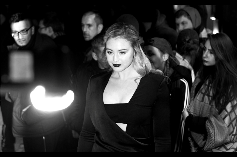 <to be identified Later> (Me, Later : Iskra Lawrence.) (Me, even Later : Thanks) (Me, slightly earlier : You're welcome) (what... I've watched Arrival. It's possible)