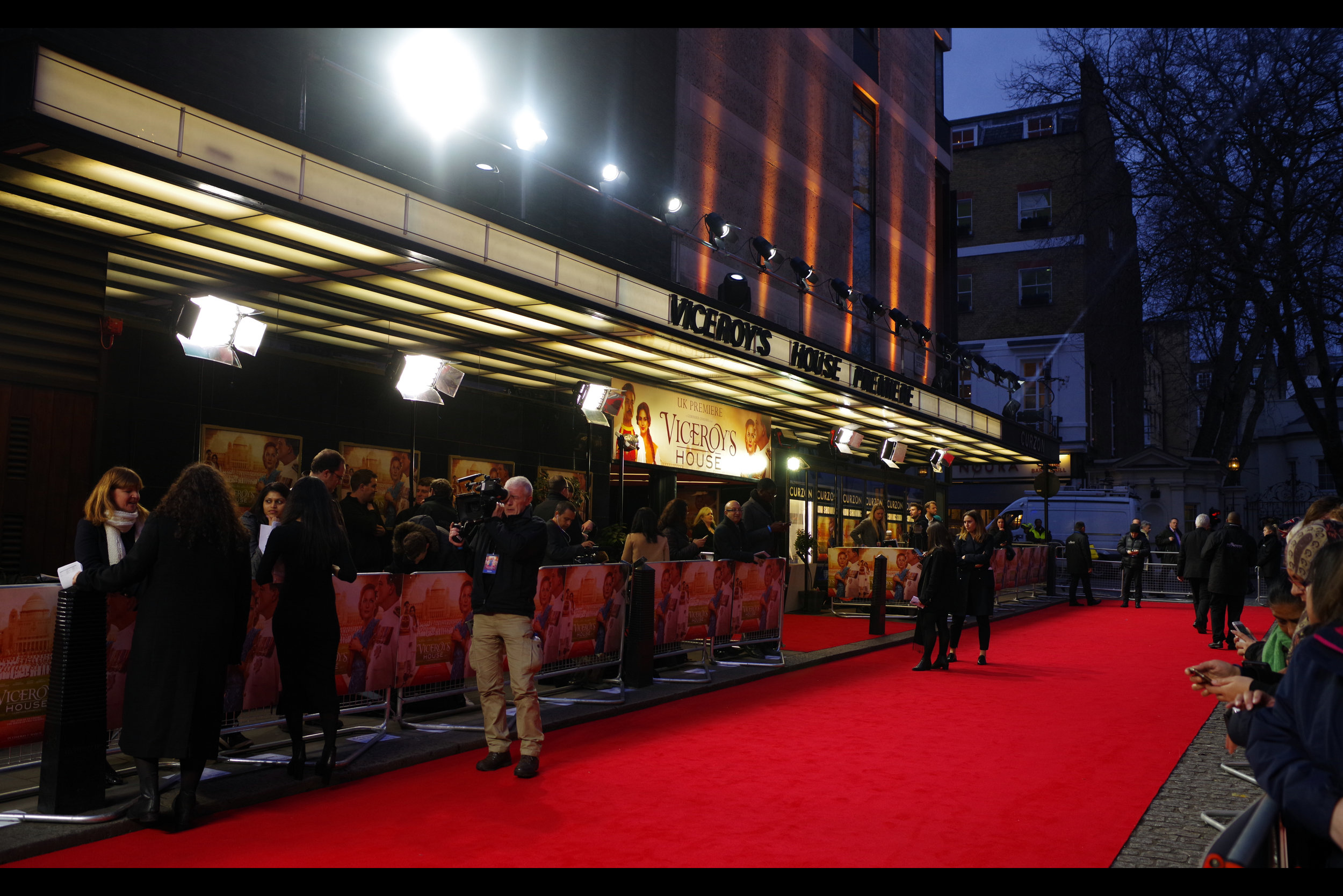 The Curzon Mayfair can be quite the tricky and unpleasant venue to photograph premieres, but when they close down the street and lay down a red carpet, it's much more pleasant even if a whole bunch of white vans and taxis need to find another shortcut through Mayfair, and the presence and questionable hygiene of autograph dealers threaten property values for people living in the area.