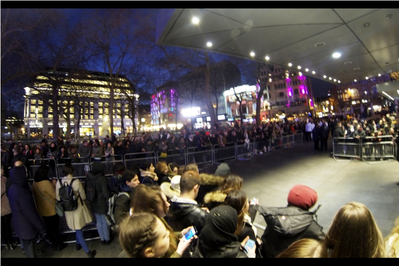 It's an hour before the screening is set to start, and a huge crowd has gathered for the mere rumour that against all evidence (like lack of carpet, lack of wristbands, lack of outdoor media and security telling us nobody's coming) a premiere might be going on. We're all fools, but of the optimistic kind!