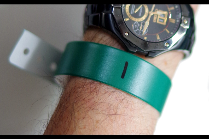 It started with something that has never, EVER happened : I got wristband #1 for a premiere! However, contrary to what you might think, this is an exceedingly *worrying* thing - if I show up around lunchtime and get a wristband with this number, it means that nobody in the prior several hours wanted it more. And even worse, it almost certainly means that London's Autograph dealers have a better event to be at... meaning one I'm not aware of. Damn.