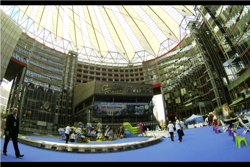 I've done one premiere in Berlin before - the one for The Hunger Games : Mockingjay part 2 (aka : Die Tributen von Panem : Mockingjay Teil 2 ) in 2015 - and once again I was impressed at how organised Berlin is. No numbers, no wristbands, the carpet and pens had been set up by the prior evening, and you could stand wherever you want at whatever time you felt like. (Me? For a 14:00(ish) start I ambled down around 12:30.