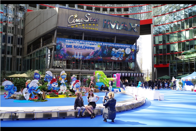 <translated from the German> "I'm here with somebody in the film's target demographic. But I'm not sure what that dude taking a photo of us is doing here". Hey - I grew up on The Smurfs, and since my background is German I'm even comfortable calling them 'Schlümpfe'. (Also, I have a premieres website to feed and London has proven quiet of late.)