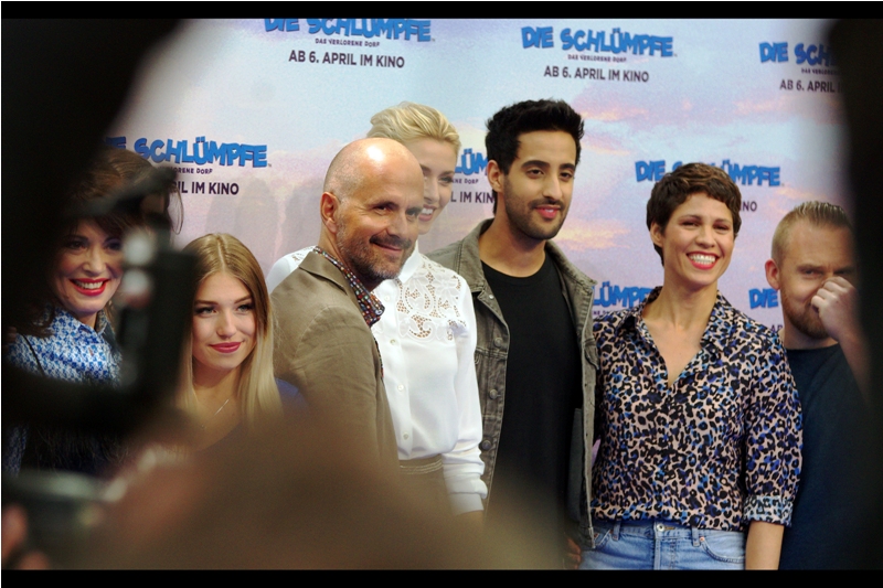 If this had been the US premiere, I believe this photo would read (from left to right) : Julia Roberts, Ariel Winter, Rainn Wilson, Ellie Kemper, Tituss Burgess, Michelle Rodriguez, and Jack McBrayer. But their German wouldn't be nearly as good.